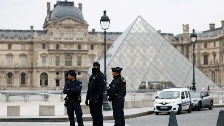 Lỗ hổng an ninh trong vụ cướp ở bảo tàng Louvre